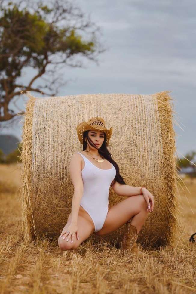 Escort Melisa - Ibizahoney - escort natural pose - Buxom Venezuelan female in Playa den Bossa - in Ibiza 3
