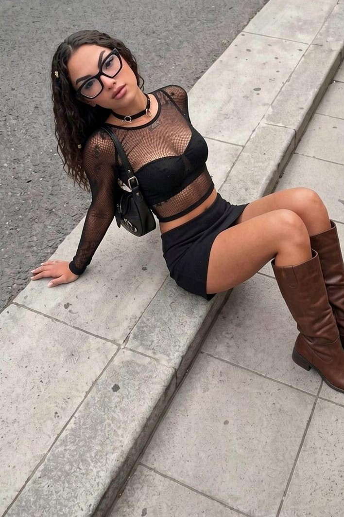 Escort Coral - Ibizahoney - Discover Coral, a jewel in the heart of Ibiza, which embodies the essence of sophistication and charm. At only 23 years old, this beautiful Spaniard invites you to a world where... - Galeria Vertical (4)