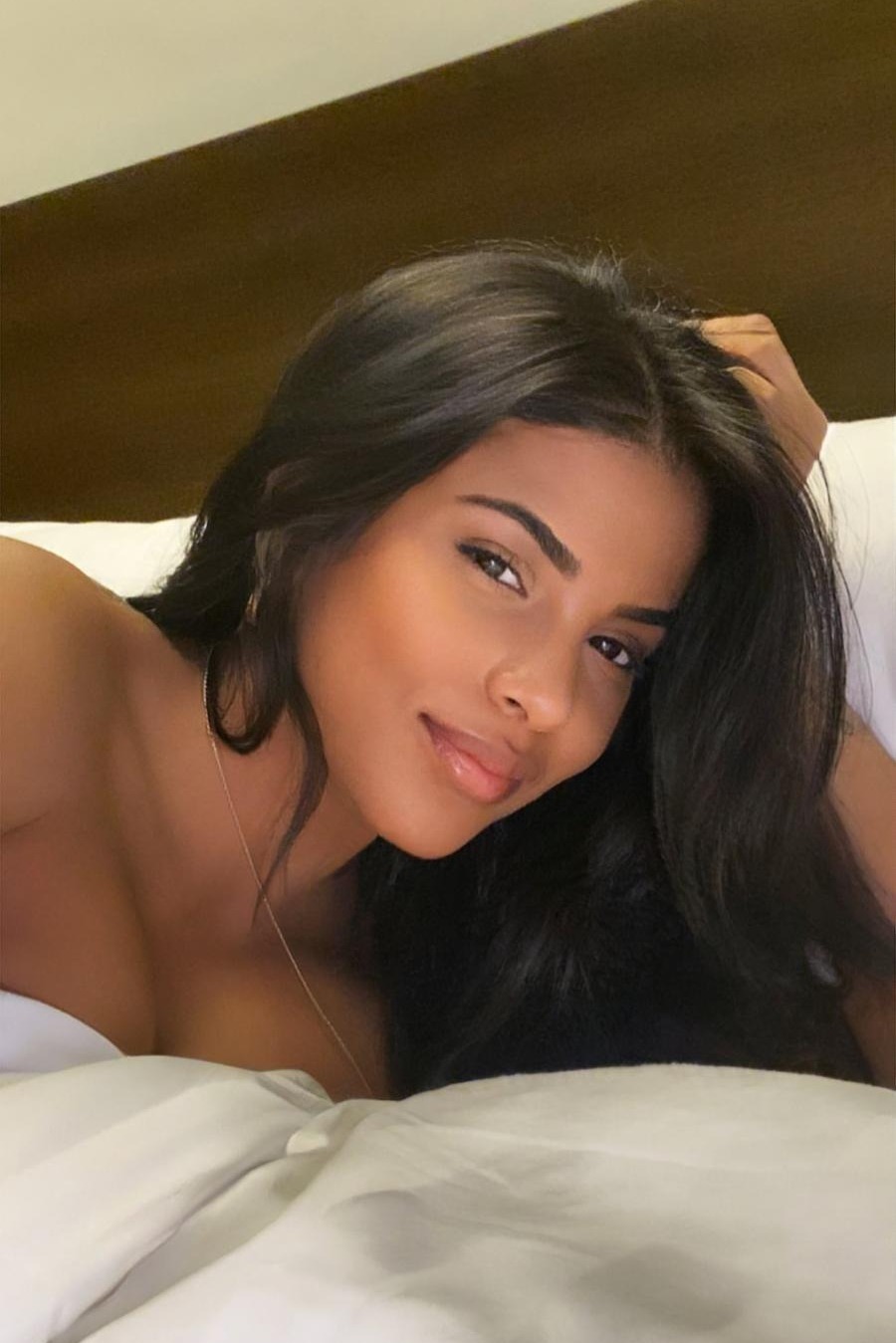 Escort Escarlet - Ibizahoney - Descubre a Escarlet, una deslumbrante escort que llega a Ibiza para encender tus sentidos. A sus 26 años, esta exquisita venezolana irradia una energía magnética y una pasión que... - Galeria Vertical (4)