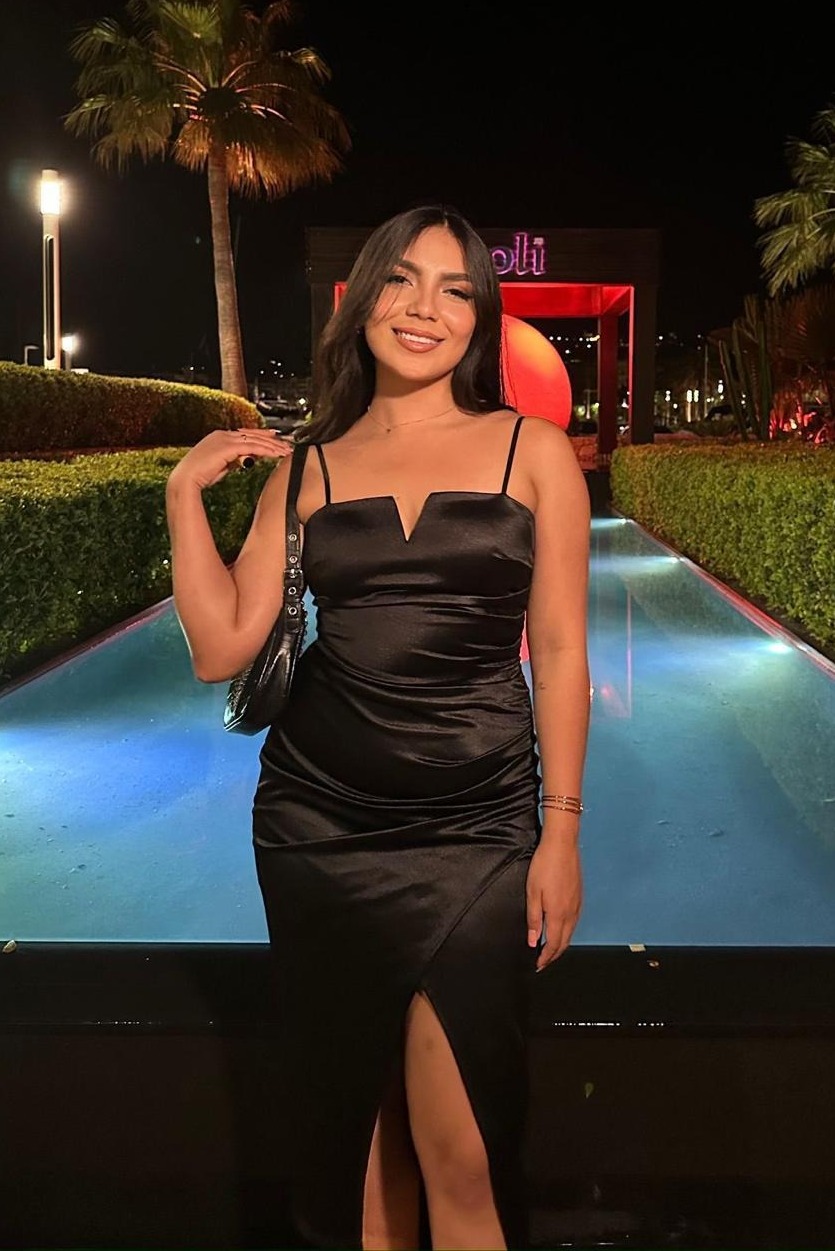 Escort Mía - Ibizahoney - Descubre a Mía, una seductora belleza colombiana de 24 años que ilumina la vibrante isla de Ibiza. Con su presencia, esta encantadora latina te invita a vivir encuentros... - Galeria Vertical (4)