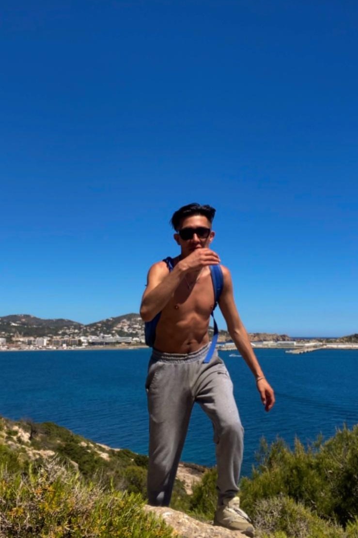 Escort Oliver - Ibizahoney - Descubre a Oliver, un joven encantador y escort masculino gay en Ibiza, que llega desde Estados Unidos para ofrecerte una compañía verdaderamente especial. Con tan solo 26 años... - Galeria Vertical (2)