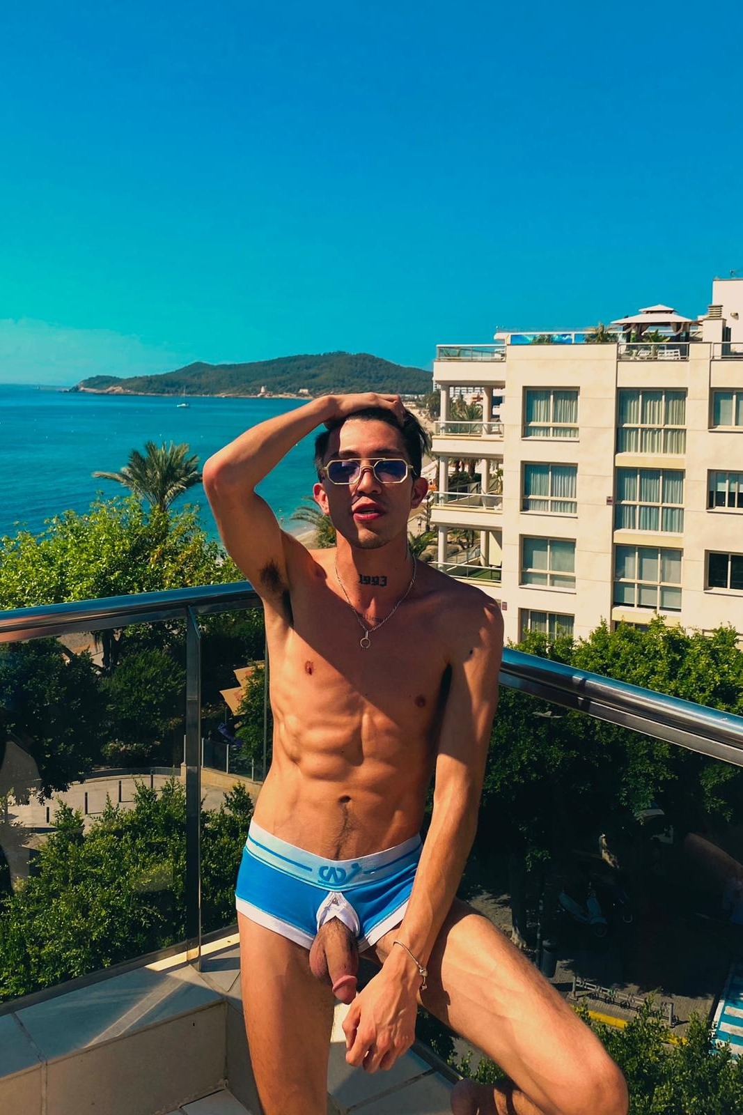 Escort Oliver - Ibizahoney - Descubre a Oliver, un joven encantador y escort masculino gay en Ibiza, que llega desde Estados Unidos para ofrecerte una compañía verdaderamente especial. Con tan solo 26 años... - Galeria Vertical (3)