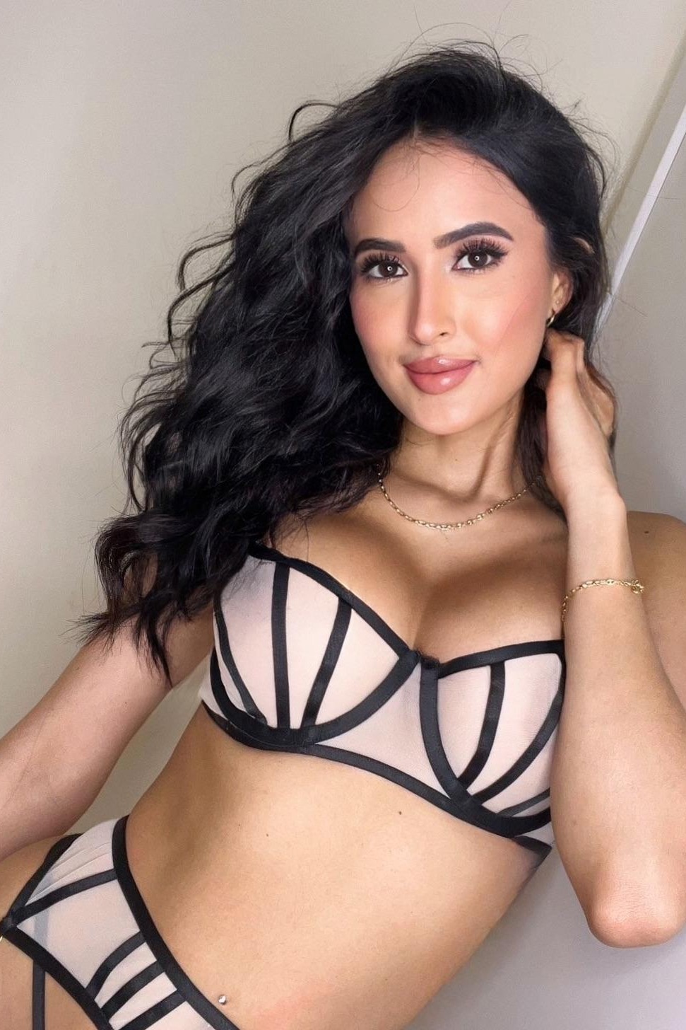 Escort Vanessa - Ibizahoney - Discover Vanesa, the Colombian escort that will light up your nights in Ibiza. At 27 years old, this vibrant woman, 170cm tall, is the personification of joy and Caribbean rhythm... - Galeria Vertical (4)