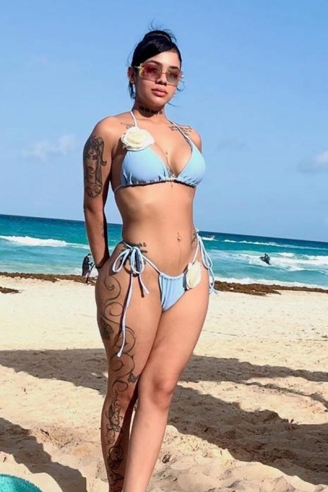 Escort Julieta - Ibizahoney - Descubre a Julieta, la nueva sensación colombiana que llega para iluminar Ibiza con su encanto y dulzura. A sus 22 años, esta bella joven de piel canela y cabello negro es una... - Galeria Vertical (7)