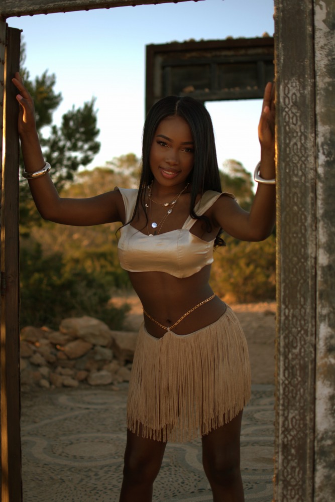 Escort Noemí - Ibizahoney - Discover Noemí, a dazzling Colombian escort in Ibiza city, whose presence radiates an energy as warm as tropical nights. At only 24 years old, Noemí embodies Latin passion and a... - Galeria Vertical (7)