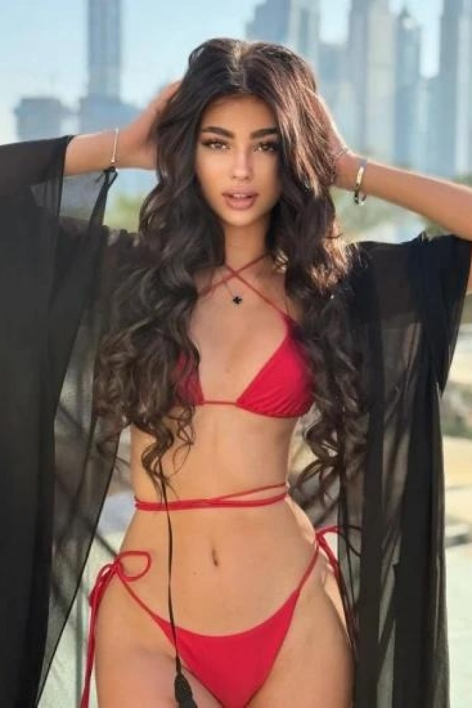 Escort Priscila - Ibizahoney - Prepárate para conocer a Priscila, la explosión de belleza y pasión latina que llega a Playa den Bossa, Ibiza, dispuesta a encender tus sentidos. Con solo 23 años, esta joya... - Galeria Vertical (4)