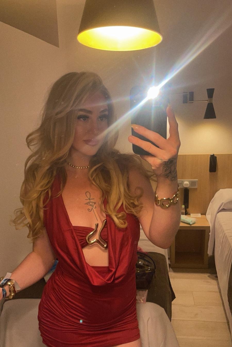 Escort Alice - Ibizahoney - Let yourself be enveloped by the presence ofAlice, ablonde escort in Ibizathat invites you to explore a vibrant and authentic sensuality. At 23 years old, Alice, with hercharming... - Galeria Vertical (2)