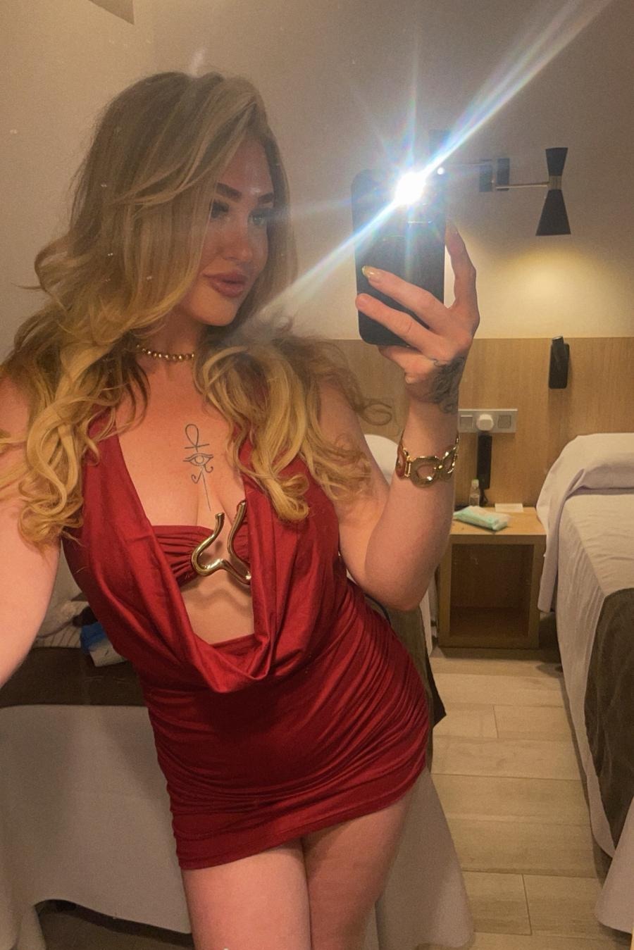 Escort Alice - Ibizahoney - Let yourself be enveloped by the presence ofAlice, ablonde escort in Ibizathat invites you to explore a vibrant and authentic sensuality. At 23 years old, Alice, with hercharming... - Galeria Vertical (4)