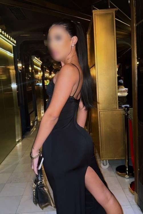 Escort Georgina - Ibizahoney - Get ready to meet Georgina, the Spanish exquisiteness that comes to San Jordi, Ibiza, to transform your expectations. To his 22 years, Georgina embodies sophistication and innate... - Galeria Vertical (3)