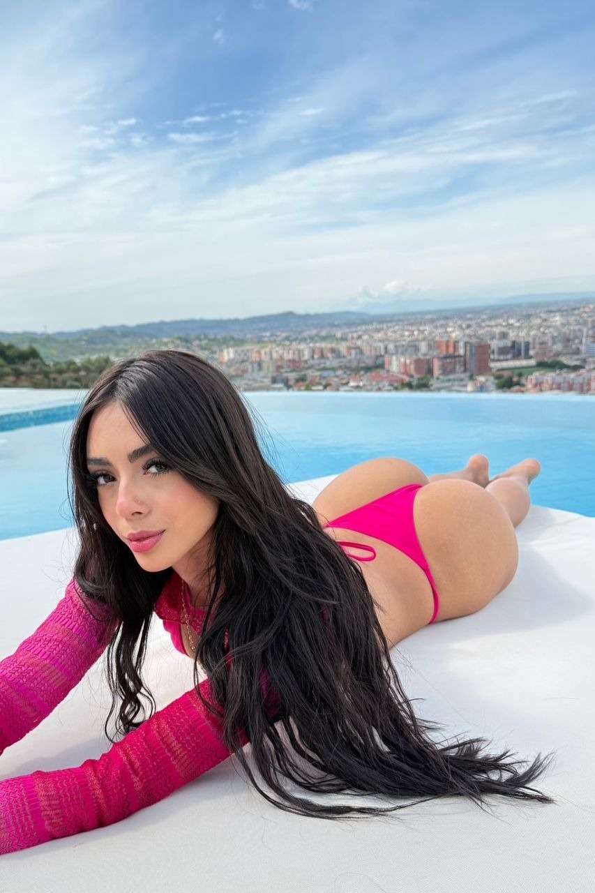 Escort Estefi - Ibizahoney - Descubre a Estefi, la esencia colombiana que ilumina Ibiza con su juventud y encanto. Con solo 22 años, esta belleza latina te invita a sumergirte en una experiencia inolvidable... - Galeria Vertical (1)