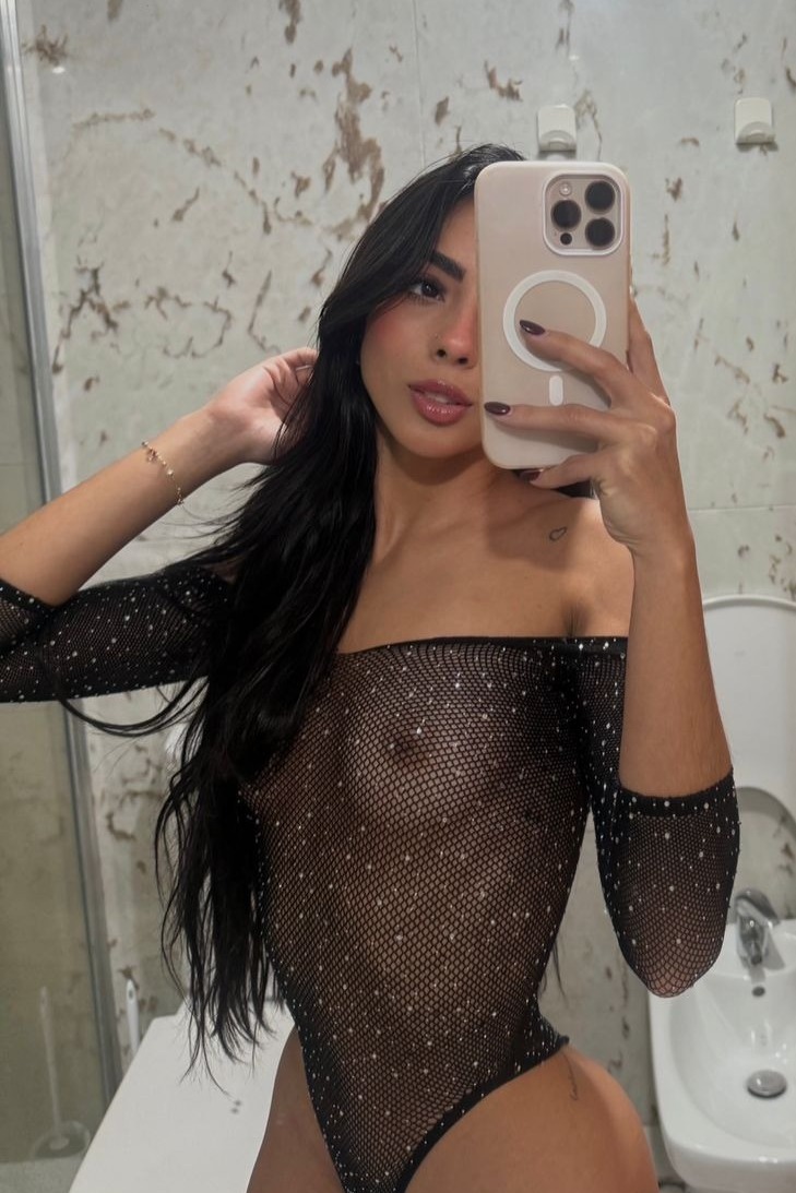 Escort Estefi - Ibizahoney - Descubre a Estefi, la esencia colombiana que ilumina Ibiza con su juventud y encanto. Con solo 22 años, esta belleza latina te invita a sumergirte en una experiencia inolvidable... - Galeria Vertical (2)