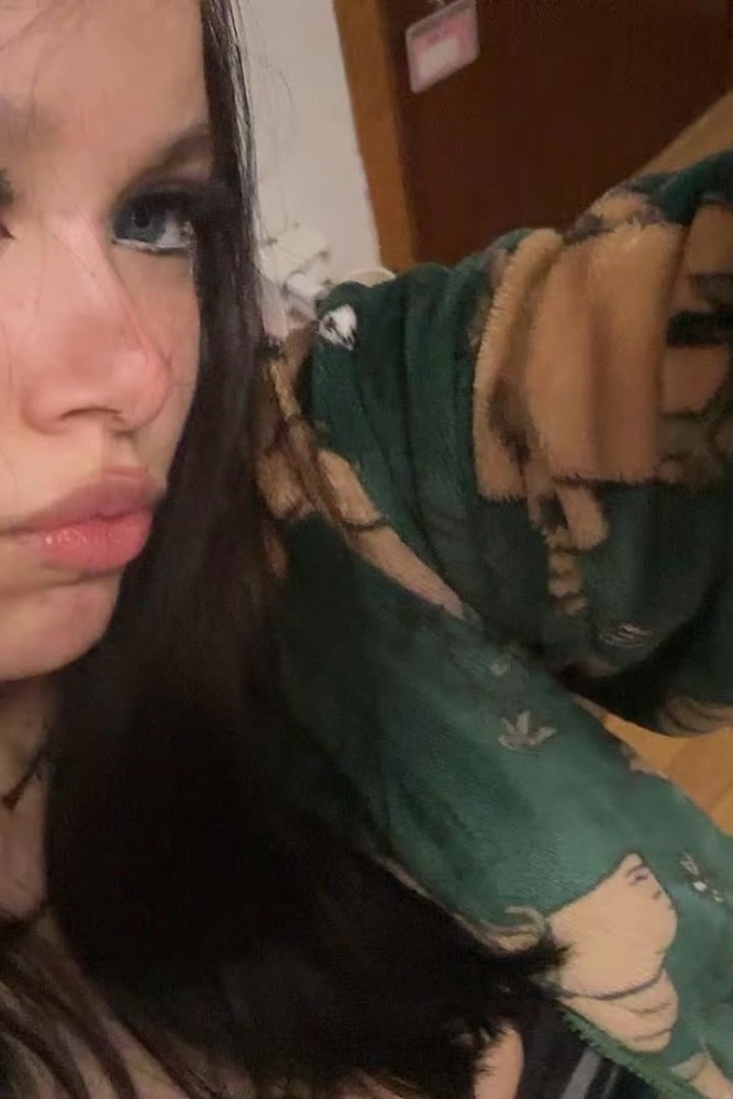 Escort Sasha - Ibizahoney - Déjate envolver por el encanto de Sasha, una vibrante escort venezolana en Ibiza que, a sus 26 años, llega para iluminar la isla con su espíritu cálido y su innegable belleza. Con... - Galeria Vertical (1)