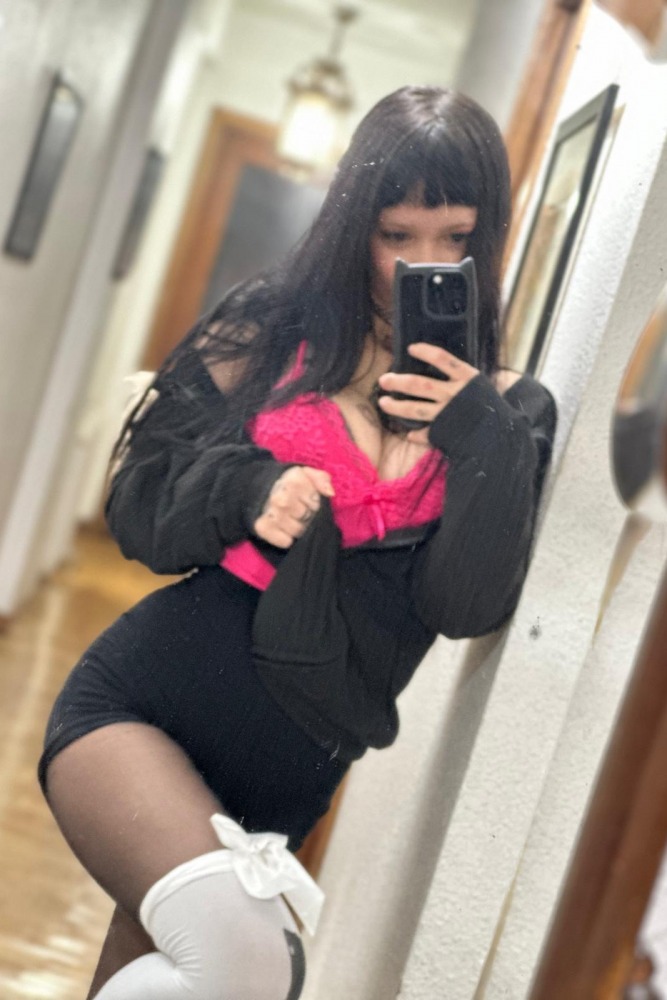Escort Sasha - Ibizahoney - Déjate envolver por el encanto de Sasha, una vibrante escort venezolana en Ibiza que, a sus 26 años, llega para iluminar la isla con su espíritu cálido y su innegable belleza. Con... - Galeria Vertical (3)