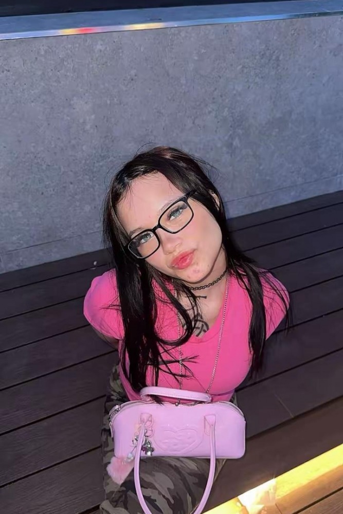 Escort Sasha - Ibizahoney - Déjate envolver por el encanto de Sasha, una vibrante escort venezolana en Ibiza que, a sus 26 años, llega para iluminar la isla con su espíritu cálido y su innegable belleza. Con... - Galeria Vertical (5)