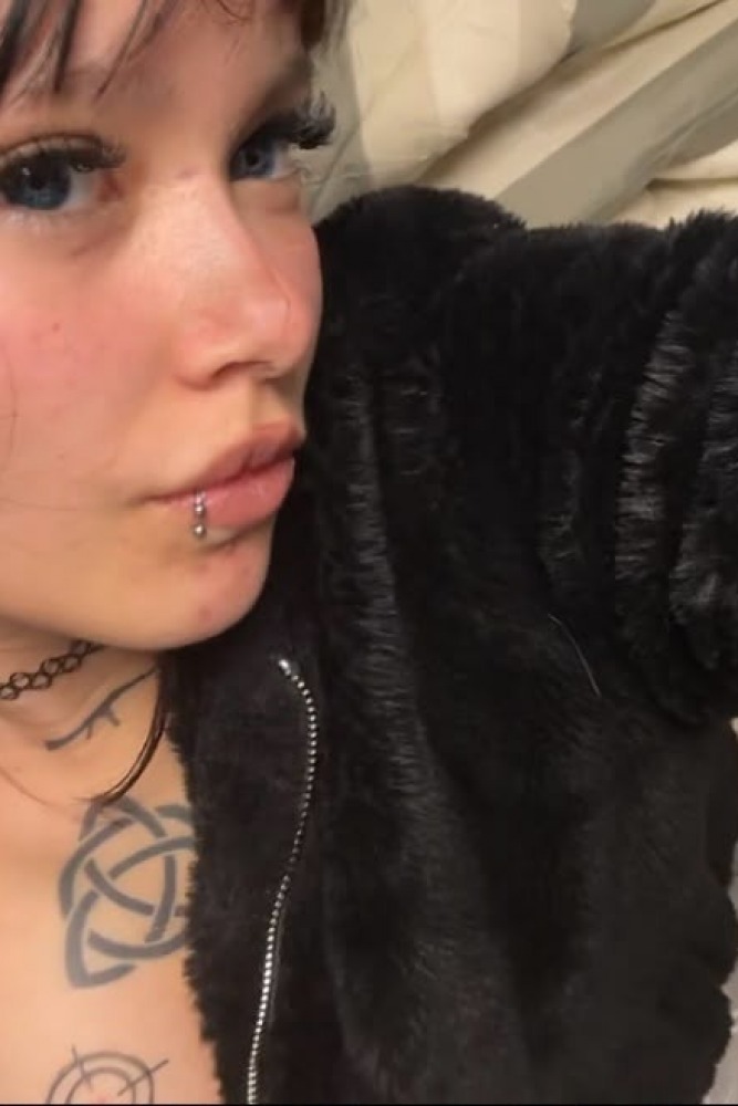 Escort Sasha - Ibizahoney - Déjate envolver por el encanto de Sasha, una vibrante escort venezolana en Ibiza que, a sus 26 años, llega para iluminar la isla con su espíritu cálido y su innegable belleza. Con... - Galeria Vertical (6)