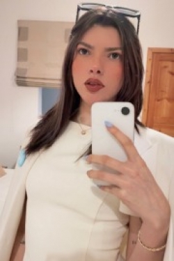 Escort - Descubre a Laura, una radiante escort en Ibiza que, con sus 24 años y el encanto innato de ser española, llega para iluminar tus días y noches en la isla.Con 165 cm de estatura... - Foto Listado