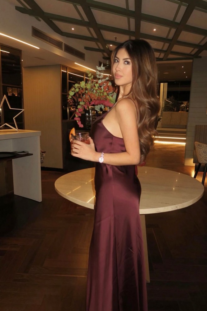 Escort Bella - Ibizahoney - Permítete un secreto, de esos que te susurran al oído con la brisa de la isla. Conoce a Bella, la esencia de la alegría latina, ahora en Ibiza. Una belleza venezolana de apenas 24... - Galeria Vertical (6)