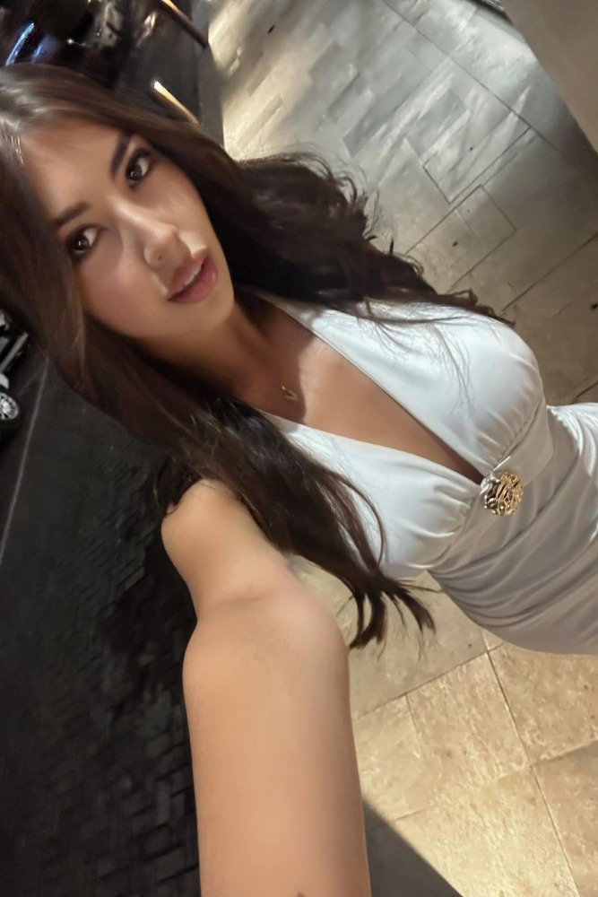 Escort Bella - Ibizahoney - Permítete un secreto, de esos que te susurran al oído con la brisa de la isla. Conoce a Bella, la esencia de la alegría latina, ahora en Ibiza. Una belleza venezolana de apenas 24... - Galeria Vertical (7)