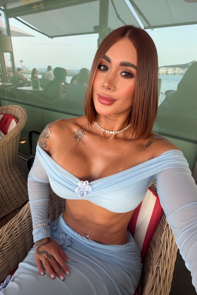 Escort Isis - Ibizahoney - Let yourself get to know Isis, a beautiful and young Colombian who has reached Ibiza to live an unforgettable experience. With 27 years and a height of 170cm, Isis is the... - Galeria Vertical (2)