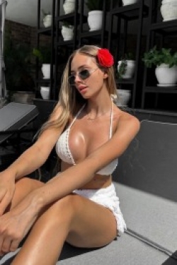 Escort - Permítete ser cautivado por Beatriz, una radiante escort en Ibiza que, con 22 años y el encanto innato de ser Latina, llega para iluminar tus días y noches en la isla. Con 160 cm... - Foto Listado