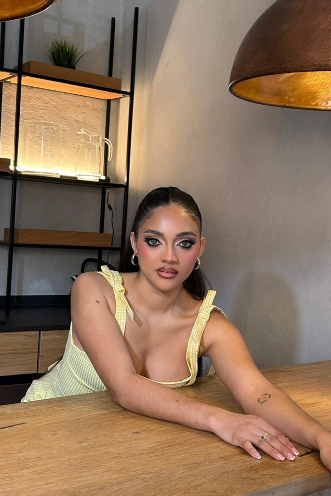 Escort Kim - Ibizahoney - Descubre a Kim, una colombiana bonita en Ibiza, un susurro caribeño que el Mediterráneo ha traído a sus costas. A sus 22 años y con la delicadeza de sus 165cm, esta escort... - Galeria Vertical (3)