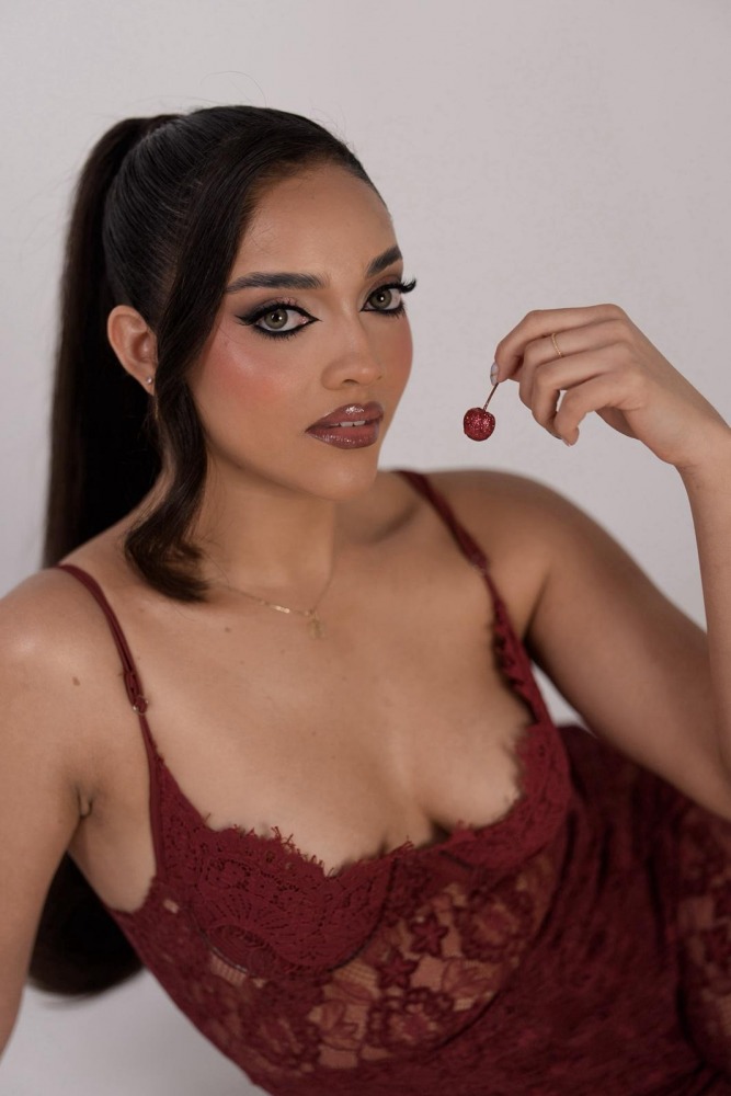 Escort Kim - Ibizahoney - Descubre a Kim, una colombiana bonita en Ibiza, un susurro caribeño que el Mediterráneo ha traído a sus costas. A sus 22 años y con la delicadeza de sus 165cm, esta escort... - Galeria Vertical (5)