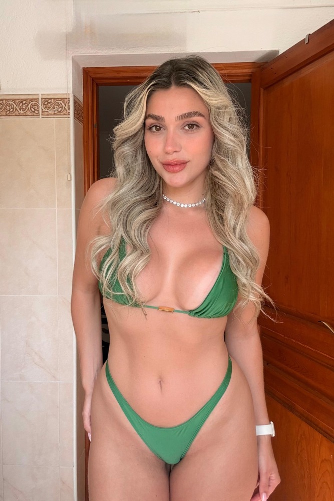 Escort Valentina Gómez - Ibizahoney - Conoce a Valentina Gómez, la preciosa brasileña de 20 años que te espera para iluminar tus días en Ibiza. En el corazón vibrante de Marina Botafoch, esta rubia encantadora es la... - Galeria Vertical (1)