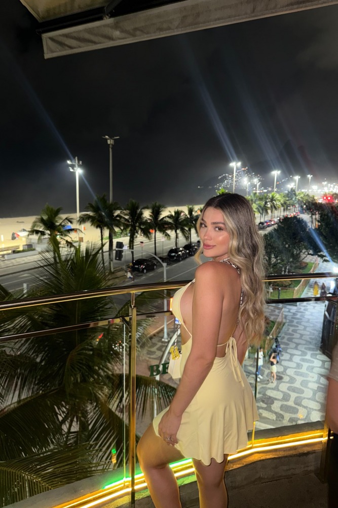 Escort Valentina Gómez - Ibizahoney - Conoce a Valentina Gómez, la preciosa brasileña de 20 años que te espera para iluminar tus días en Ibiza. En el corazón vibrante de Marina Botafoch, esta rubia encantadora es la... - Galeria Vertical (3)