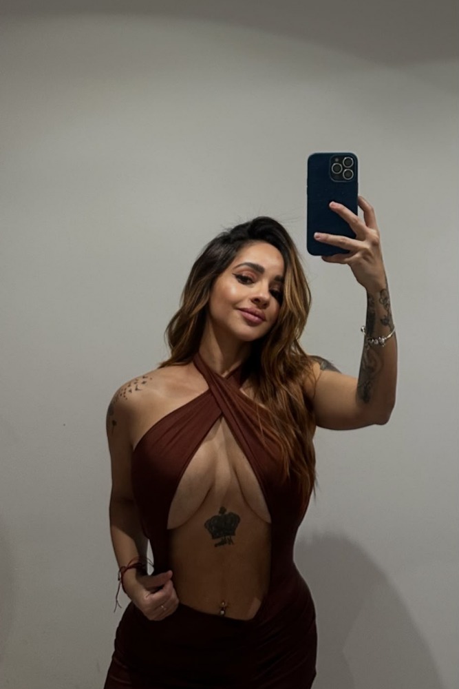 Escort Mía - Ibizahoney - ¡Hola! Soy Mía, tu chica colombiana en Ibiza, y he venido a la isla para que tus noches sean pura energía y pasión. Con mis 26 años y mi altura de 1,60m, te aseguro que cada... - Galeria Vertical (5)