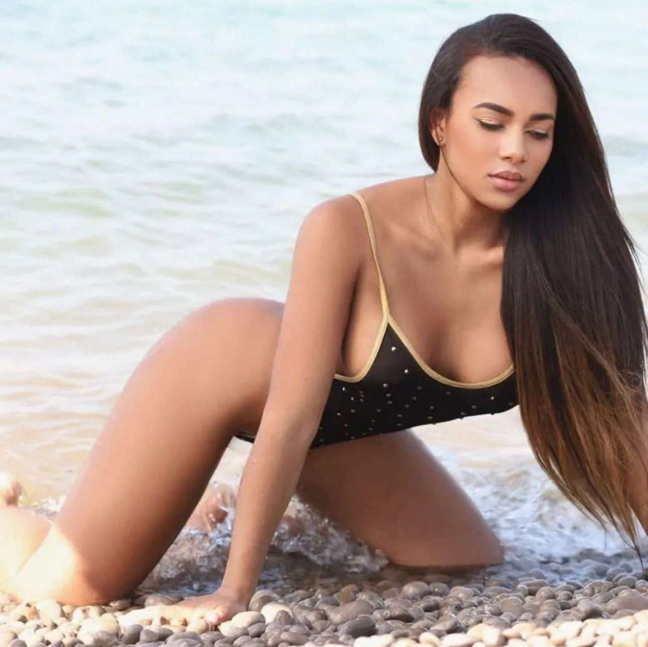 Escort Mary - Ibizahoney - Allow yourself the pleasure of meeting Mary, the Venezuelan brunette that has landed in Ibiza to color your days and nights with the most exquisite flavor of the Caribbean. With... - Galeria Cuadrado (3)