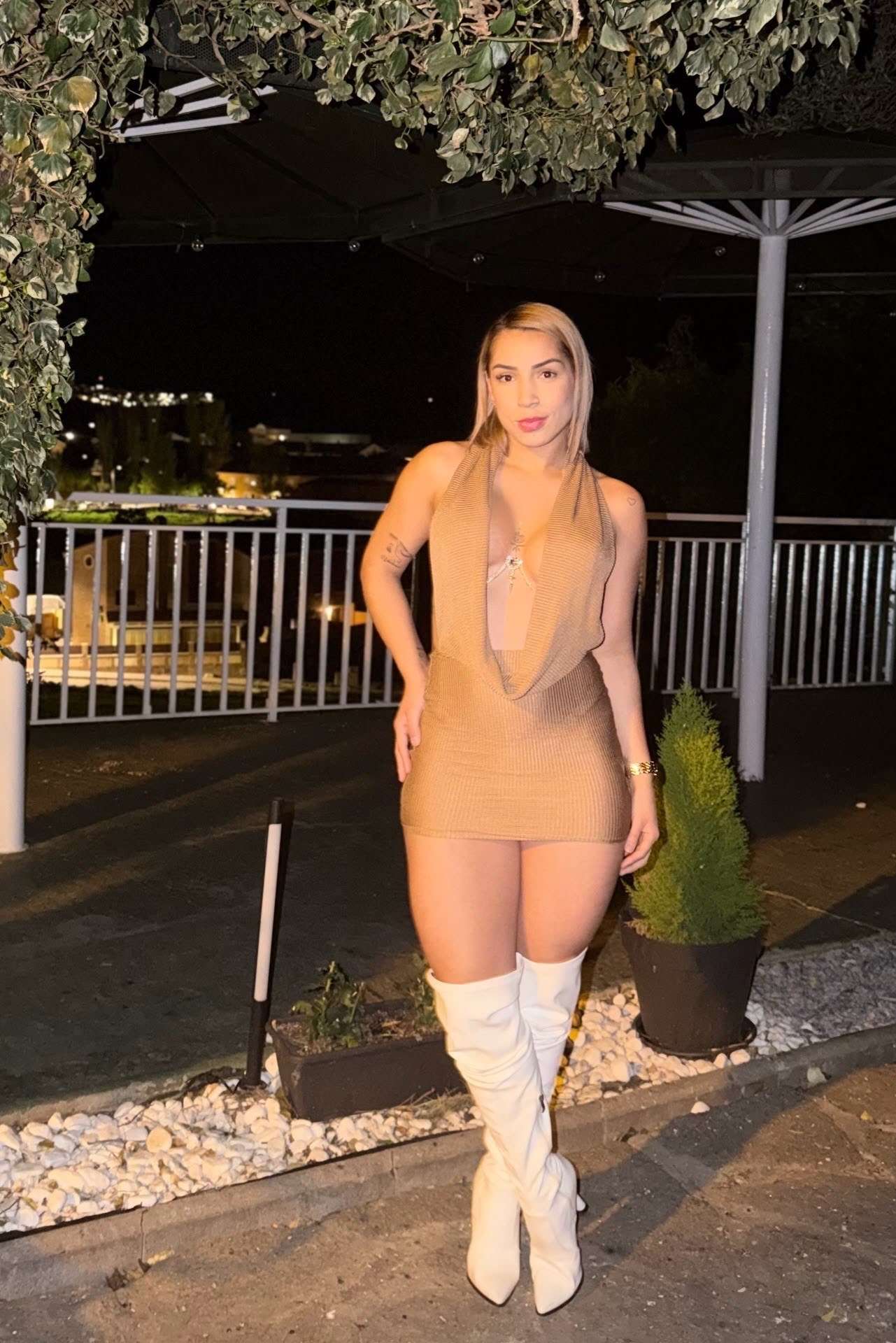 Escort Sara - Ibizahoney - escort gallery image - Lush Latina blonde near Pachá disco. - in Ibiza 5