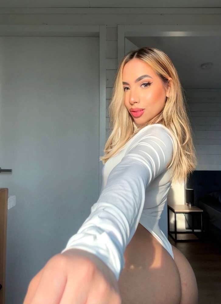 Escort Zoe - Ibizahoney - escort elegant portrait - Blonde Colombian with a very sensual mouth... - in Ibiza 9